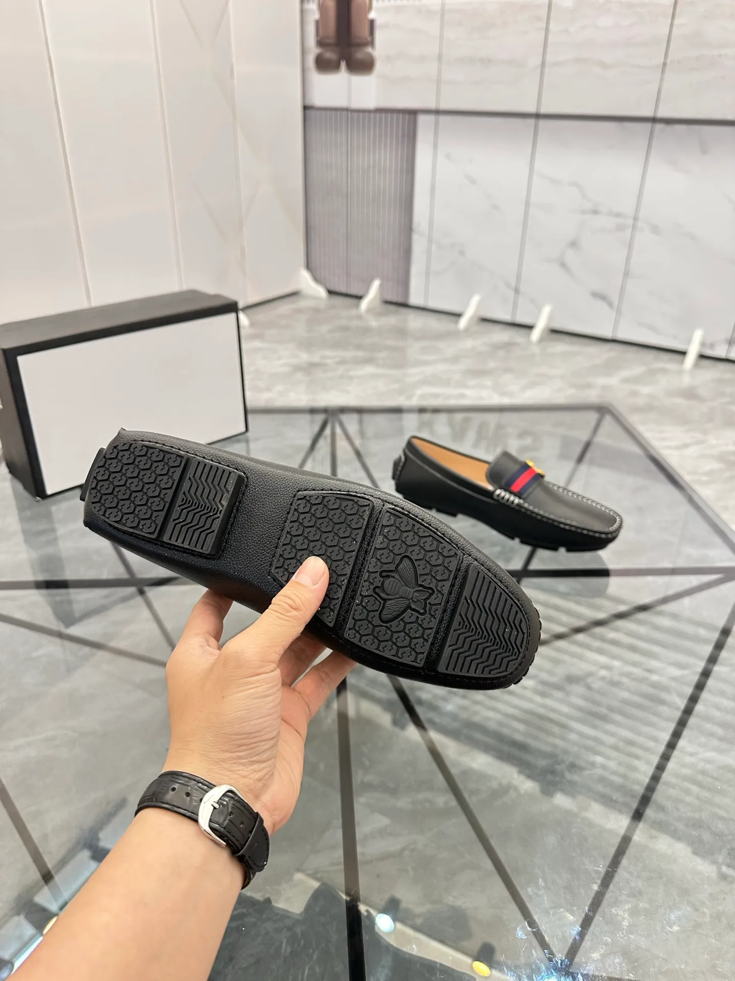 Men's shoes: 💰P400¥ Product trademark: Gucci* "Gucci*" Doudou shoes Regular size: 38-44 (can be customized to 45.46.) Product materials: imported cowhide upper, genuine leather lining, original outsole. No.: 0001